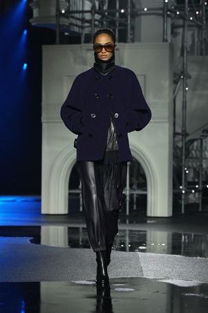 Burberry تكتب ليلها الخاص: لندن كخزانة تتحرّك بعد الغروب